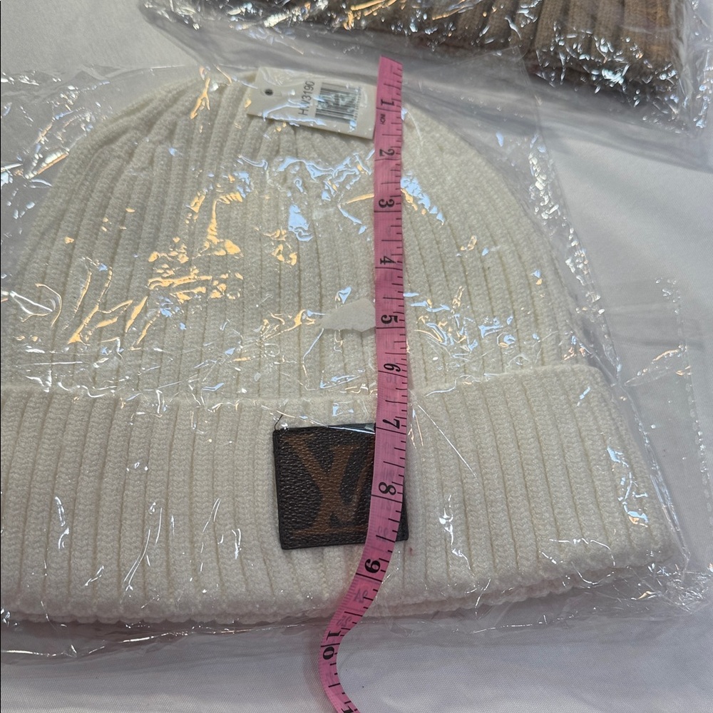 White‎ Ribbed Knit Beanie - Picture 3 of 3